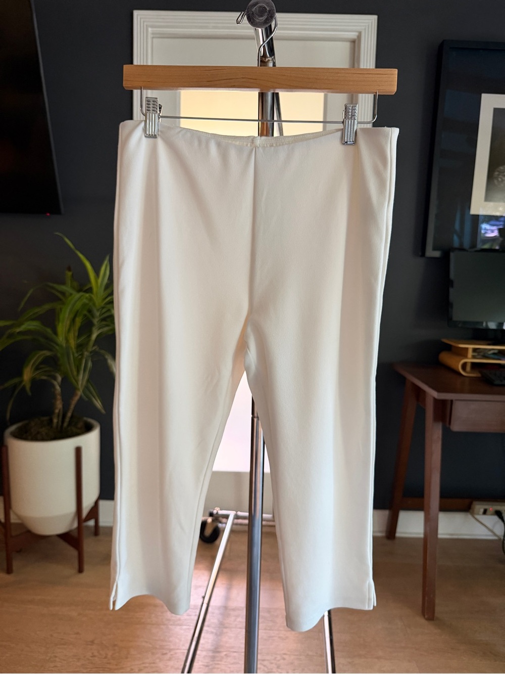 Women’s White Stretch Capri Pants